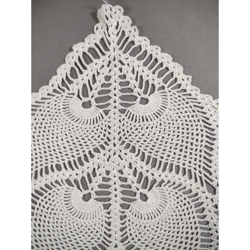 Vtg pineapple doilie, white, 13
